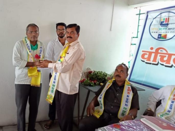 2 lakhs was mistakenly credited to the account, he returned it to the beneficiary | खात्यावर चुकून आले तब्बल २ लाख, त्याने ते लाभार्थ्याला केले परत 2 lakhs was mistakenly credited to the account, he returned it to the beneficiary | खात्यावर चुकून आले तब्बल २ लाख, त्याने ते लाभार्थ्याला केले परत