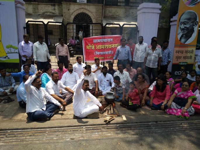 Sangli: Road movement in Shamravanagar, road mud due to rain | सांगली : शामरावनगरमधील नागरिकांचे आंदोलन, पावसामुळे रस्ते चिखलात Sangli: Road movement in Shamravanagar, road mud due to rain | सांगली : शामरावनगरमधील नागरिकांचे आंदोलन, पावसामुळे रस्ते चिखलात