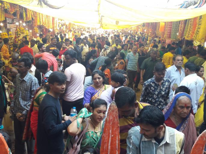 Crowd for Saptashringi darshan | सप्तशृंगीच्या दर्शनासाठी गर्दी Crowd for Saptashringi darshan | सप्तशृंगीच्या दर्शनासाठी गर्दी