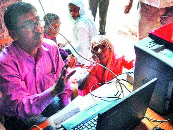  Due to technical difficulties, the citizen sitting on a closed center throughout the day: launching a new center soon | तांत्रिक दोषामुळे दिवसभर आधार केंद्र बंद नागरिक बसून : लवकरच नवीन केंदे्र सुरू