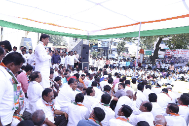 Modi took the country in the pothole: Prithviraj Chavan | नोटाबंदीच्या निर्णयानं मोदींनी देशाला खड्ड्यात घातलं: पृथ्वीराज चव्हाण Modi took the country in the pothole: Prithviraj Chavan | नोटाबंदीच्या निर्णयानं मोदींनी देशाला खड्ड्यात घातलं: पृथ्वीराज चव्हाण