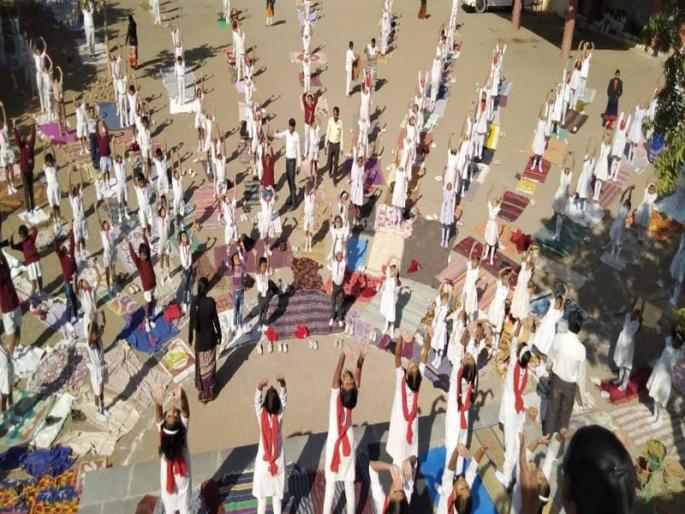 S. G. Suryanamaskar competition in public school excitement | एस. जी. पब्लिक स्कूलमध्ये सूर्यनमस्कार स्पर्धा उत्साहात