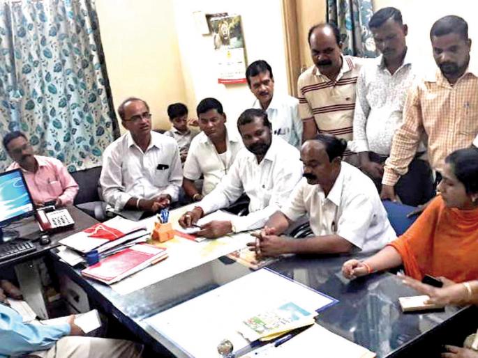 Shivsena has no salary to the district manager Dhirevar and telecom contract workers | सिंधुदुर्ग : शिवसेनेकडून जिल्हा प्रबंधक धारेवर, दूरसंचारच्या कंत्राटी कामगारांना पगारच नाही Shivsena has no salary to the district manager Dhirevar and telecom contract workers | सिंधुदुर्ग : शिवसेनेकडून जिल्हा प्रबंधक धारेवर, दूरसंचारच्या कंत्राटी कामगारांना पगारच नाही