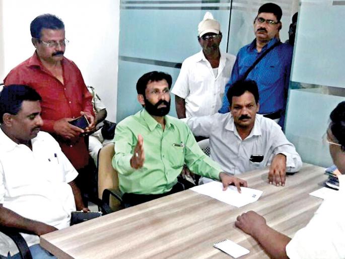 Sindhudurg: Death of a bus driver killed, Hodavada village man attacked | सिंधुदुर्ग :गव्याच्या हल्ल्यातील बस चालकाचा मृत्यू, होडावडा ग्रामस्थ आक्रमक Sindhudurg: Death of a bus driver killed, Hodavada village man attacked | सिंधुदुर्ग :गव्याच्या हल्ल्यातील बस चालकाचा मृत्यू, होडावडा ग्रामस्थ आक्रमक