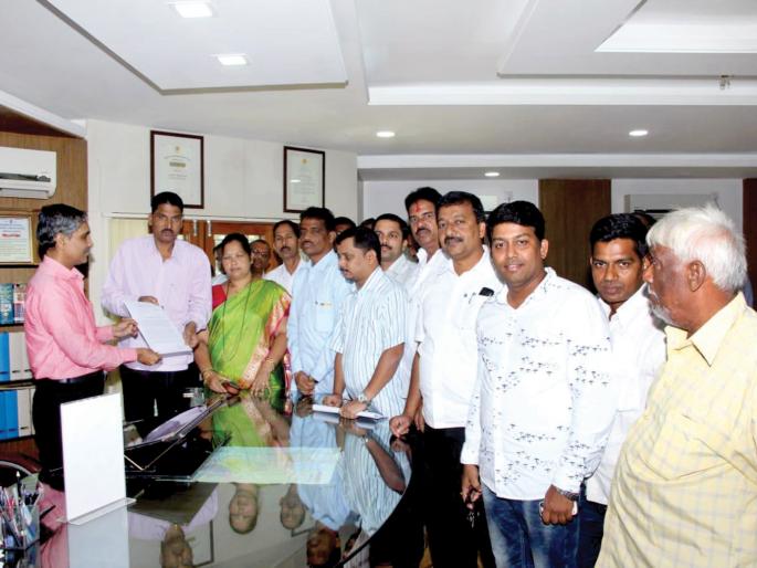 Sindhudurg: Government's request for self-esteem, propaganda of the people against the rulers | सिंधुदुर्ग : सत्ताधाऱ्यांविरोधात जनतेत उद्रेकाची शक्यता, स्वाभिमान पक्षाचे प्रशासनाला निवेदन Sindhudurg: Government's request for self-esteem, propaganda of the people against the rulers | सिंधुदुर्ग : सत्ताधाऱ्यांविरोधात जनतेत उद्रेकाची शक्यता, स्वाभिमान पक्षाचे प्रशासनाला निवेदन