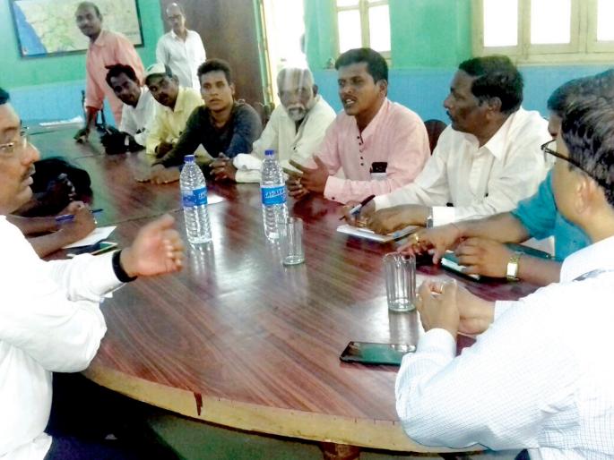 Sindhudurg: How to live by the refugees? : Sangeeta Desai, the engineers of the Irrigation Corporation | सिंधुदुर्ग : धरणग्रस्तांनी जगायचे कसे? : संगीता देसाई, पाटबंधारे महामंडळाच्या अभियंत्यांना सवाल Sindhudurg: How to live by the refugees? : Sangeeta Desai, the engineers of the Irrigation Corporation | सिंधुदुर्ग : धरणग्रस्तांनी जगायचे कसे? : संगीता देसाई, पाटबंधारे महामंडळाच्या अभियंत्यांना सवाल