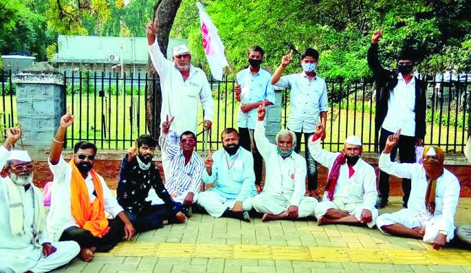 Debt-ridden farmers' sit-in agitation | कर्जबाजारी शेतकऱ्यांचे ठिय्या आंदोलन