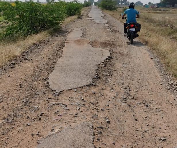 Bad condition of road from Shah to Wavi | शहा ते वावी रस्त्याची दुरवस्था