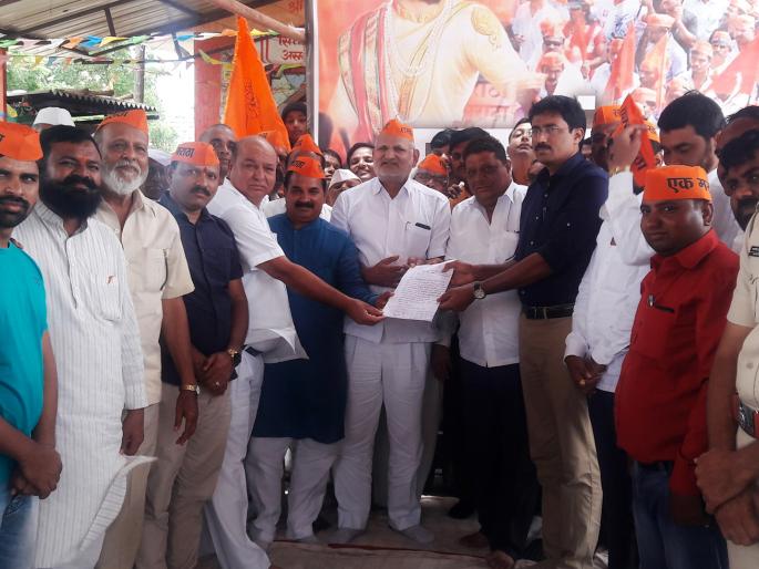 Maratha Kranti Morcha adjourned for the movement of Pangarikar: The interrogation of nahab Tehsildars with coordinators | पांगरीकरांचे ठिय्या आंदोलन स्थगित मराठा क्रांती मोर्चा : समन्वयकांसह नायब तहसीलदारांची मध्यस्थी Maratha Kranti Morcha adjourned for the movement of Pangarikar: The interrogation of nahab Tehsildars with coordinators | पांगरीकरांचे ठिय्या आंदोलन स्थगित मराठा क्रांती मोर्चा : समन्वयकांसह नायब तहसीलदारांची मध्यस्थी