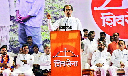 Uddhav Thackeray should sit in front of senior farmer leader | Lok Sabha Election 2019 नतद्रष्ट शेतकरी नेत्याला घरी बसवा:उद्धव ठाकरे Uddhav Thackeray should sit in front of senior farmer leader | Lok Sabha Election 2019 नतद्रष्ट शेतकरी नेत्याला घरी बसवा:उद्धव ठाकरे