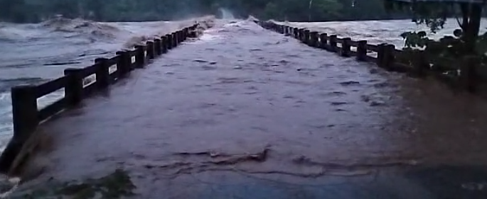 Many villages in Surgana taluka lost contact | सुरगाणा तालुक्यातील अनेक गावांचा संपर्क तुटला Many villages in Surgana taluka lost contact | सुरगाणा तालुक्यातील अनेक गावांचा संपर्क तुटला