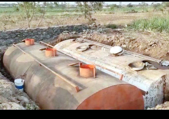 Shocking; Two tankers buried in the ground to sell diesel from the ship | धक्कादायक; जहाजातून आलेले डिझेल विकण्यासाठी जमिनीत पुरले दोन टॅंकर Shocking; Two tankers buried in the ground to sell diesel from the ship | धक्कादायक; जहाजातून आलेले डिझेल विकण्यासाठी जमिनीत पुरले दोन टॅंकर