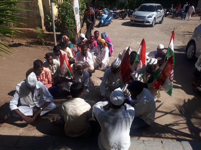 The movement of the labor union organization | श्रमजीवी संघटनेचे ठिय्या आंदोलन The movement of the labor union organization | श्रमजीवी संघटनेचे ठिय्या आंदोलन