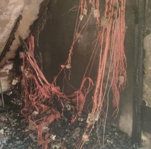 Fire at electricity meter box in Thane; Burn 25 to 30 meter box | ठाण्यात विद्युत मीटर बॉक्सला आग; २५ ते ३० मीटर बॉक्स जळून खाक