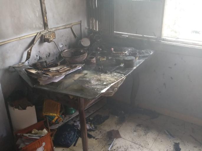 Young painter seriously injured in fire in Naupada, Thane | ठाण्याच्या नौपाडयातील आगीमध्ये चित्रकार तरुण गंभीर जखमी Young painter seriously injured in fire in Naupada, Thane | ठाण्याच्या नौपाडयातील आगीमध्ये चित्रकार तरुण गंभीर जखमी