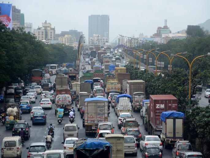 On the second day of the contractor's work, Thanesar was beaten up by the traffic jam | सलग दुसऱ्या दिवशी ठेकेदारांच्या कामाचा ठाणेकरांना मनस्ताप, बसला वाहतुक कोंडी फटका On the second day of the contractor's work, Thanesar was beaten up by the traffic jam | सलग दुसऱ्या दिवशी ठेकेदारांच्या कामाचा ठाणेकरांना मनस्ताप, बसला वाहतुक कोंडी फटका