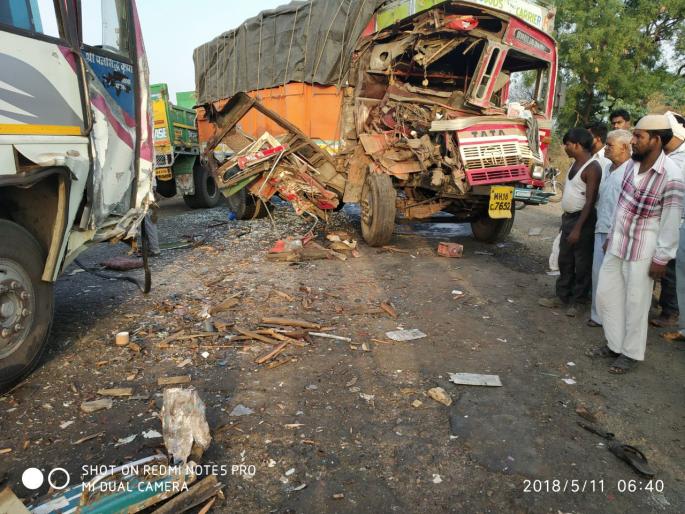  Truck-bound luxury bus of Wa-Hada | व-हाडाच्या लक्झरी बसची ट्रकला धडक