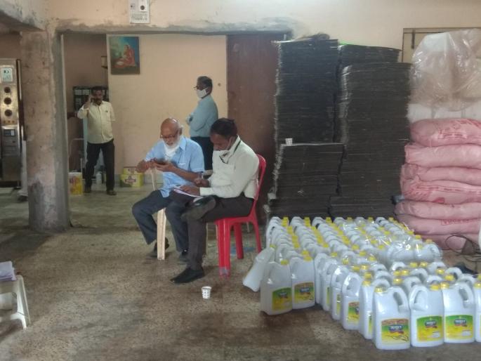 Sweetened seal of edible oil company without official trademark | अधिकृत ट्रेडमार्क नसणाऱ्या खाद्यतेल कंपनीचे गोडावून केले सील Sweetened seal of edible oil company without official trademark | अधिकृत ट्रेडमार्क नसणाऱ्या खाद्यतेल कंपनीचे गोडावून केले सील