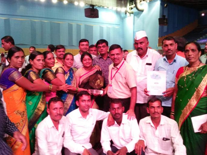 Wadzire wins first prize of Rs | वॉटर कप स्पर्धेत वडझिरेने पटकावले १० लाखांचे प्रथम पारितोषिक