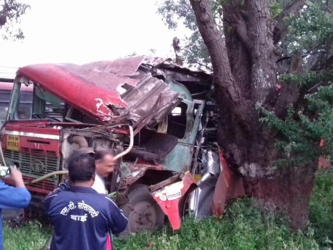 Three passers-by injured on ST tree | एसटी झाडावर धडकून तीन प्रवासी जखमी Three passers-by injured on ST tree | एसटी झाडावर धडकून तीन प्रवासी जखमी