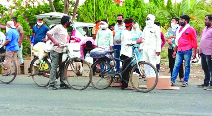 LockDown Effect: Employment Deprived; Gorakhpur laborers going on Bycycle | LockDown Efect : रोजगार हिरावला; गोरखपूरच्या मजूरांची सायकलवारी LockDown Effect: Employment Deprived; Gorakhpur laborers going on Bycycle | LockDown Efect : रोजगार हिरावला; गोरखपूरच्या मजूरांची सायकलवारी