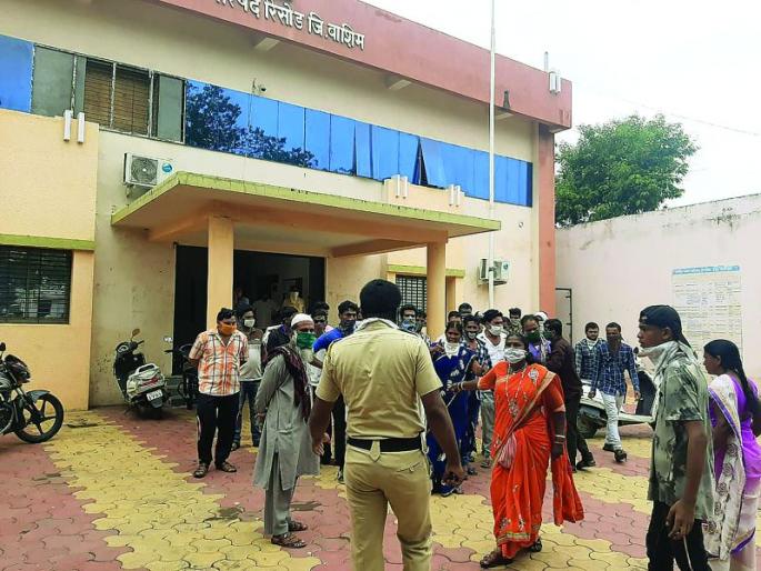 fruit sellers agitation in Risod Municipal Council | फळ विक्रेत्यांचा रिसोड नगर परिषदेत ‘राडा’ fruit sellers agitation in Risod Municipal Council | फळ विक्रेत्यांचा रिसोड नगर परिषदेत ‘राडा’