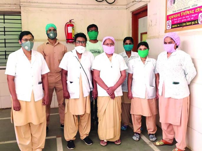 Nurse Day Special: They are taking care of the house and taking care of the patients! | Nurse Day Special : घर सांभाळून ‘त्या’ करताहेत रुग्णांची सुश्रूषा! Nurse Day Special: They are taking care of the house and taking care of the patients! | Nurse Day Special : घर सांभाळून ‘त्या’ करताहेत रुग्णांची सुश्रूषा!