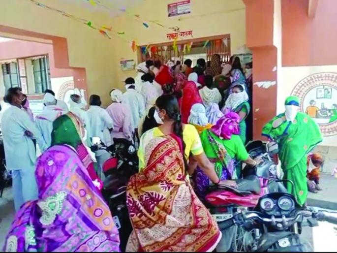 Rush for vaccination; How will the corona chain break? | लसीकरणासाठी झुंबड; कोरोना साखळी कशी तुटणार?