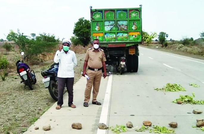 The bike collided with the truck; One killed | दुचाकी ट्रकवर आदळली; एक जण ठार The bike collided with the truck; One killed | दुचाकी ट्रकवर आदळली; एक जण ठार