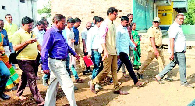 The district officials visited the city administration | जिल्हाधिकाऱ्यांची भेट नगर प्रशासनाची धावपळ The district officials visited the city administration | जिल्हाधिकाऱ्यांची भेट नगर प्रशासनाची धावपळ