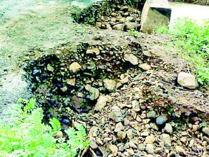 Nidha (Ta.), Sirasgaon route leads to 'Killer Way' | निधा (टा.), सिरसगाव मार्ग ठरतोय ‘किलर वे’ Nidha (Ta.), Sirasgaon route leads to 'Killer Way' | निधा (टा.), सिरसगाव मार्ग ठरतोय ‘किलर वे’