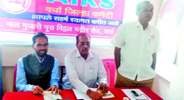 Announce the drought in the state otherwise log march | राज्यात दुष्काळ जाहीर करा अन्यथा लॉग मार्च Announce the drought in the state otherwise log march | राज्यात दुष्काळ जाहीर करा अन्यथा लॉग मार्च