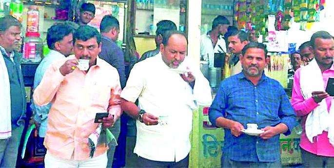 The caravanas loaded with simplicity by the ministers | मंत्र्यांच्या साधेपणाने भारावले कारंजावासी