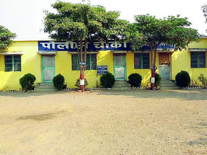 A police postponed the ornamental building | पोलीस चौकी ठरते शोभेची वास्तू A police postponed the ornamental building | पोलीस चौकी ठरते शोभेची वास्तू
