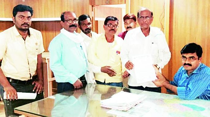 Due to the stormy wind, compensate the farmers of damages in the district | वादळी वाऱ्यामुळे जिल्ह्यात झालेल्या नुकसानाची शेतकऱ्यांना भरपाई द्या Due to the stormy wind, compensate the farmers of damages in the district | वादळी वाऱ्यामुळे जिल्ह्यात झालेल्या नुकसानाची शेतकऱ्यांना भरपाई द्या