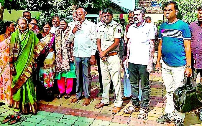 After nine years, Manorugar Dharampal was in the house | तब्बल ९ वर्षांनंतर मनोरुग्ण धर्मपाल सुखरूप घरी After nine years, Manorugar Dharampal was in the house | तब्बल ९ वर्षांनंतर मनोरुग्ण धर्मपाल सुखरूप घरी