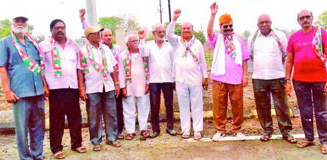 Congressional support for farmer support | शेतकरी समर्थनार्थ काँग्रेसचे रास्तारोको Congressional support for farmer support | शेतकरी समर्थनार्थ काँग्रेसचे रास्तारोको