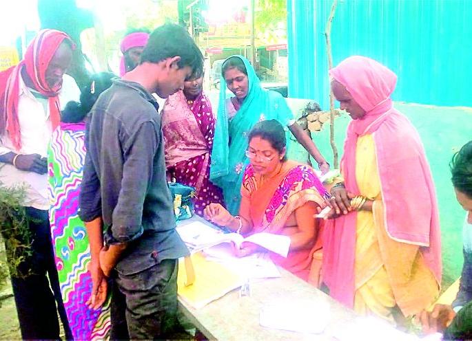 Lok Sabha Election 2019; The names of the voters are not listed in the list | Lok Sabha Election 2019; यादीत नावे नसल्याने मतदारांची पायपीट