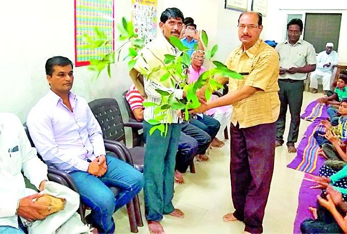 Felicitation of the retired farmers to save the youth | पुरात अडकलेल्या शेतकऱ्याला वाचविण्याऱ्या तरुणांचा सत्कार
