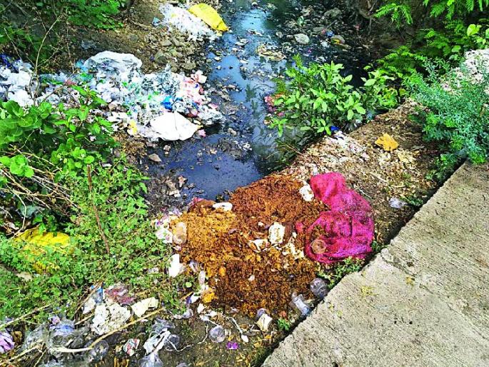 City vandalism vacancy | शहरात विद्रूपीकरणाचा सपाटा City vandalism vacancy | शहरात विद्रूपीकरणाचा सपाटा