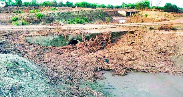 Road polarity in less rainfall | अल्प पावसातच रस्त्यांची पोलखोल