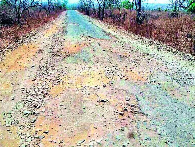 Manikwada-Tarasvanga road pothole | माणिकवाडा-तारासावंगा रस्ता खड्ड्यात Manikwada-Tarasvanga road pothole | माणिकवाडा-तारासावंगा रस्ता खड्ड्यात