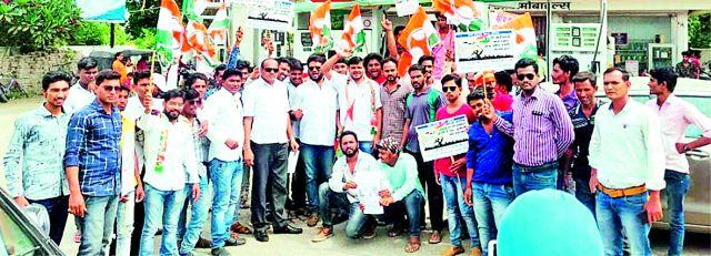 Youth Congress 'Lollipop' movement against fuel price hike | इंधन दरवाढी विरोधात युवक काँग्रेसचे ‘लॉलीपॉप’आंदोलन Youth Congress 'Lollipop' movement against fuel price hike | इंधन दरवाढी विरोधात युवक काँग्रेसचे ‘लॉलीपॉप’आंदोलन