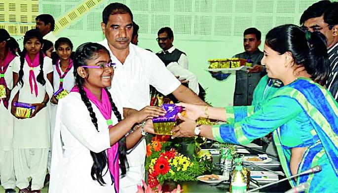 Flag Day funding compilation launched | ध्वजदिन निधी संकलन शुभारंभ