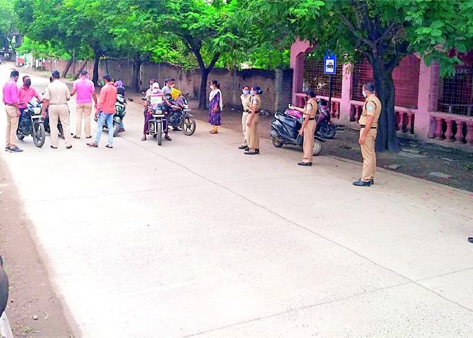 Spontaneous public curfew in nine villages including Wardha | वर्ध्यासह नऊ गावात स्वयंस्फूर्त जनता कर्फ्यू