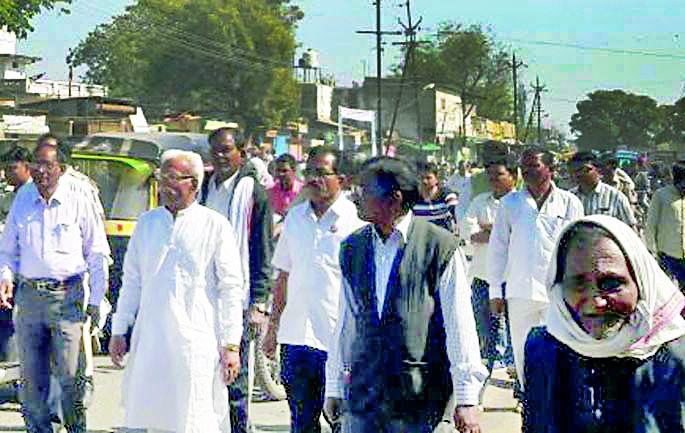 Samudrapur-Hinganghat closed for a separate Vidarbha | वेगळ्या विदर्भाकरिता समुद्रपूर-हिंगणघाट बंद Samudrapur-Hinganghat closed for a separate Vidarbha | वेगळ्या विदर्भाकरिता समुद्रपूर-हिंगणघाट बंद