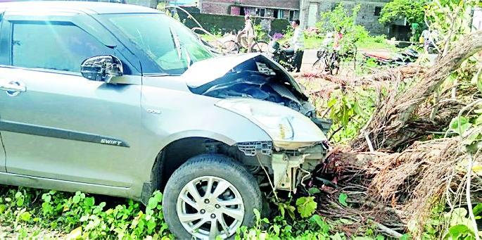 A heavy car crushed two cows | भरधाव कारने दोन गार्इंना चिरडले A heavy car crushed two cows | भरधाव कारने दोन गार्इंना चिरडले