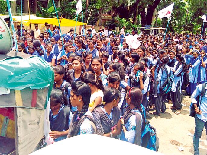 Students get a scholarship to the tehsil | शिष्यवृत्तीकरिता विद्यार्थ्यांची तहसीलवर धडक Students get a scholarship to the tehsil | शिष्यवृत्तीकरिता विद्यार्थ्यांची तहसीलवर धडक