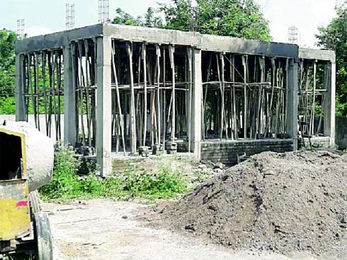 Defective construction of veterinary hospital | पशुवैद्यकीय दवाखान्याचे सदोष बांधकाम Defective construction of veterinary hospital | पशुवैद्यकीय दवाखान्याचे सदोष बांधकाम