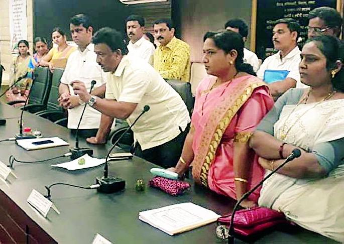 Nada on the fund; Officer-cum-Officer along with | निधीवर डल्ला; अधिकारी-पदाधिकारी साथसाथ